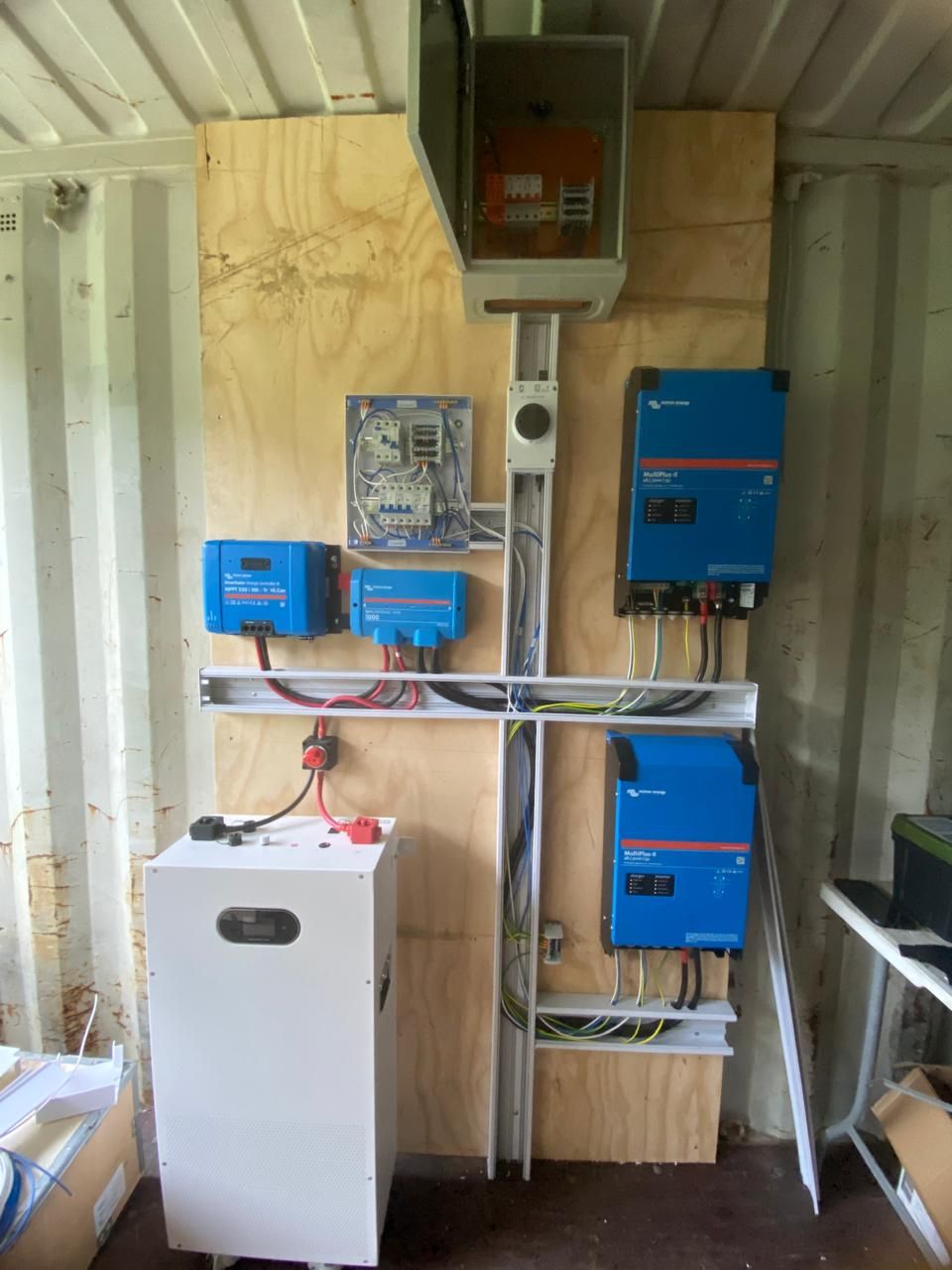 Tablero con equipos Victron y batería instalados dentro de un contenedor