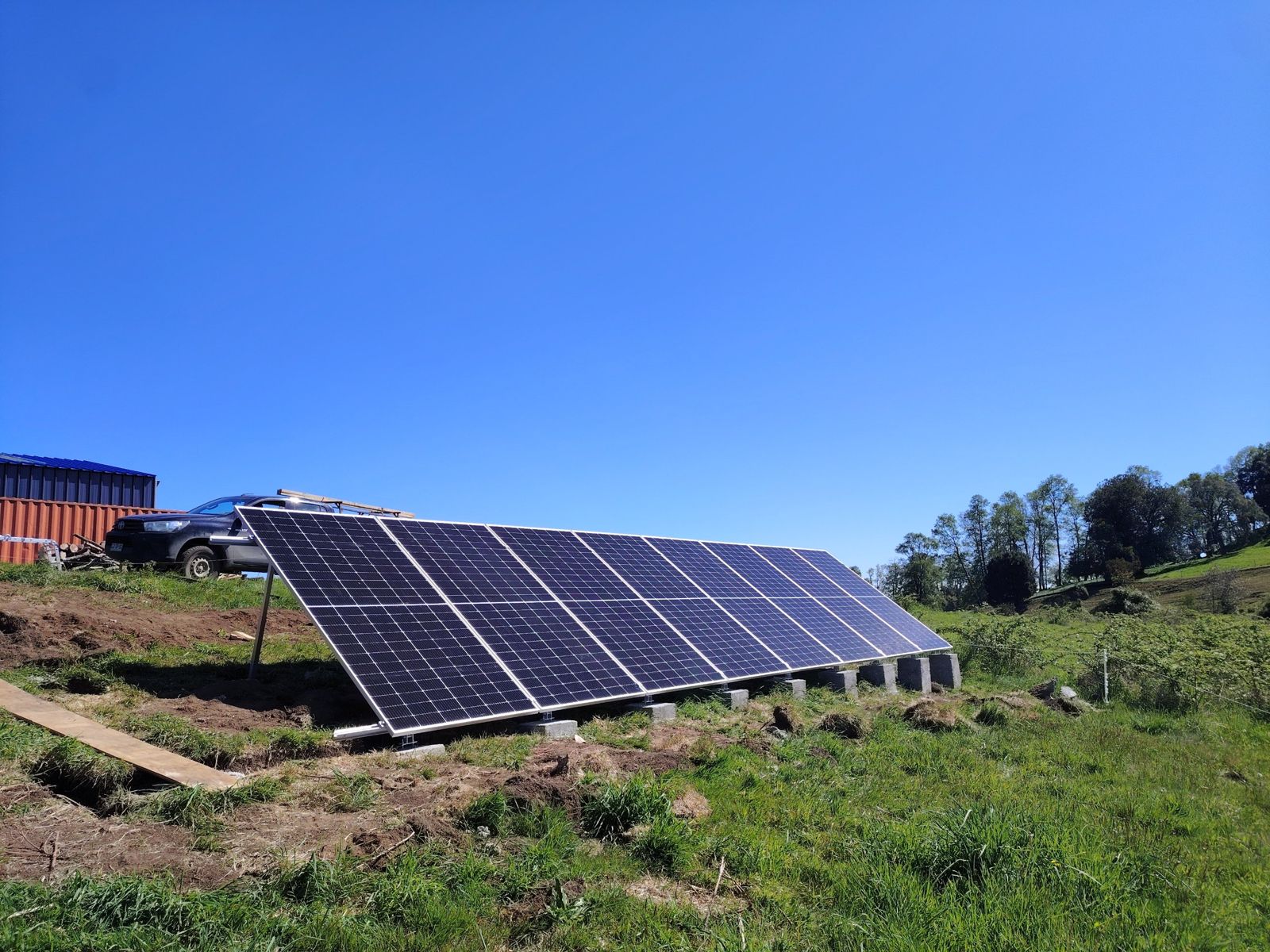 Paneles solares montados sobre estructura en suelo con bases de hormigón